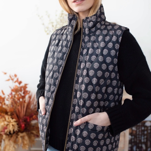 MAREA PRINTED PUFFER VEST - BLACK MINI MEADOW - Picture 4 of 6